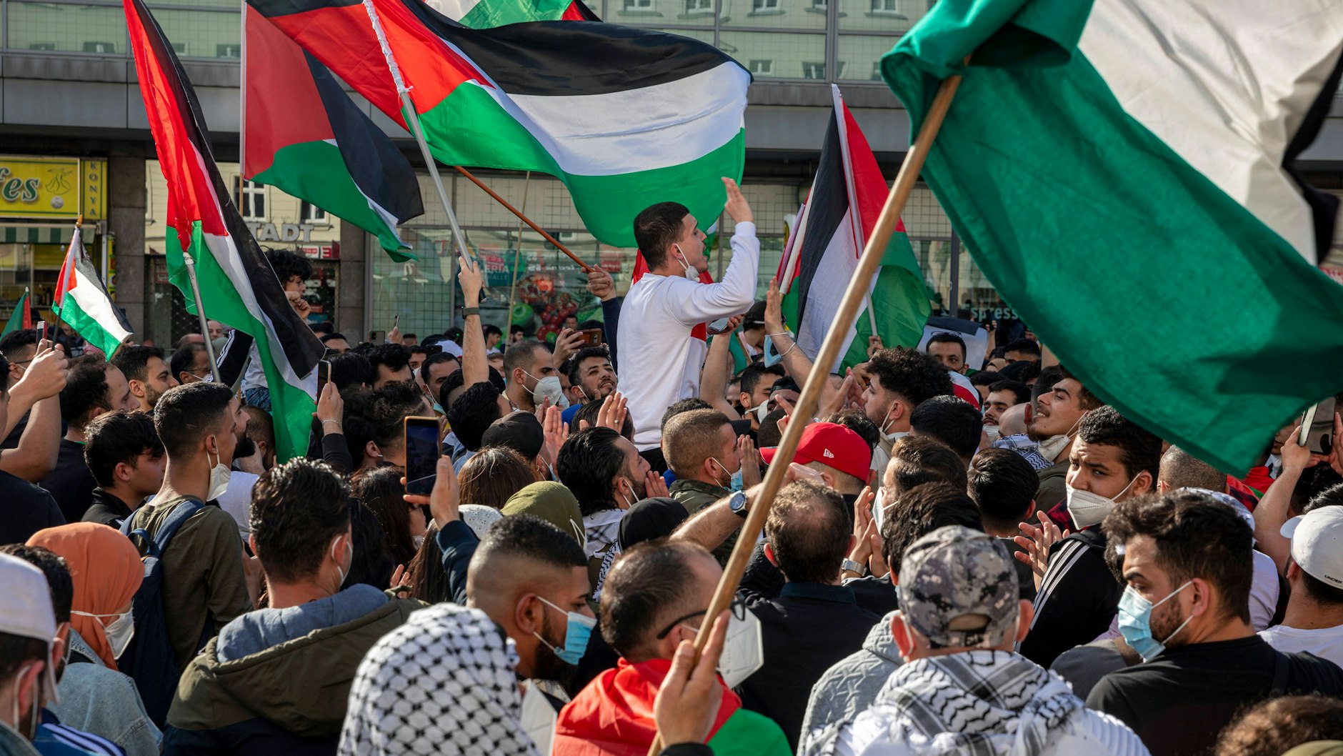 Bereits am Sonntag demonstrierten zahlreiche Menschen mit Palästina-Flaggen in Neukölln.