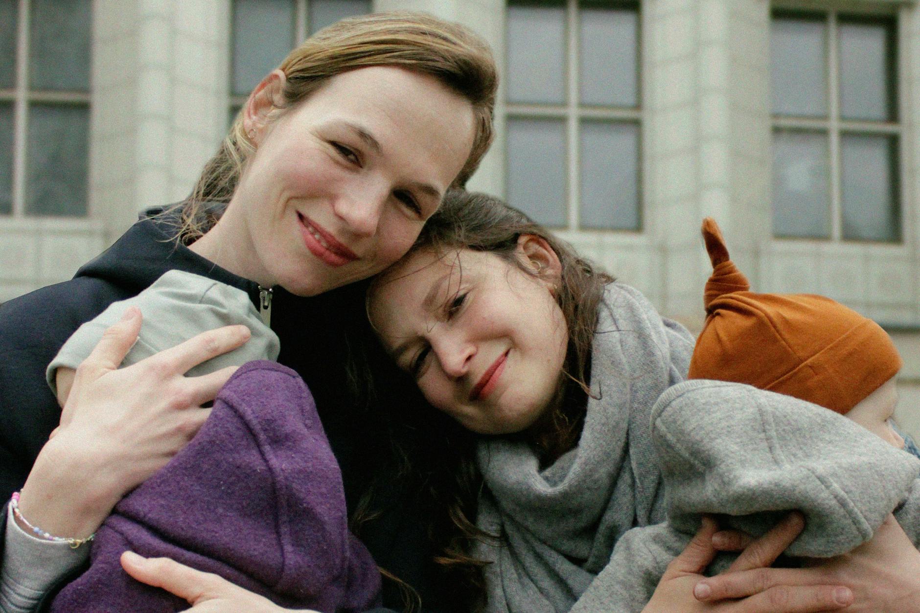 Marie-Luise L. and Carrie S. – ein glückliches Paar mit zwei Kindern. Warum für sie nicht dieselben Rechte gelten sollten wie für andere Paare, ist im Jahr 2021 nicht mehr glaubhaft zu vermitteln.