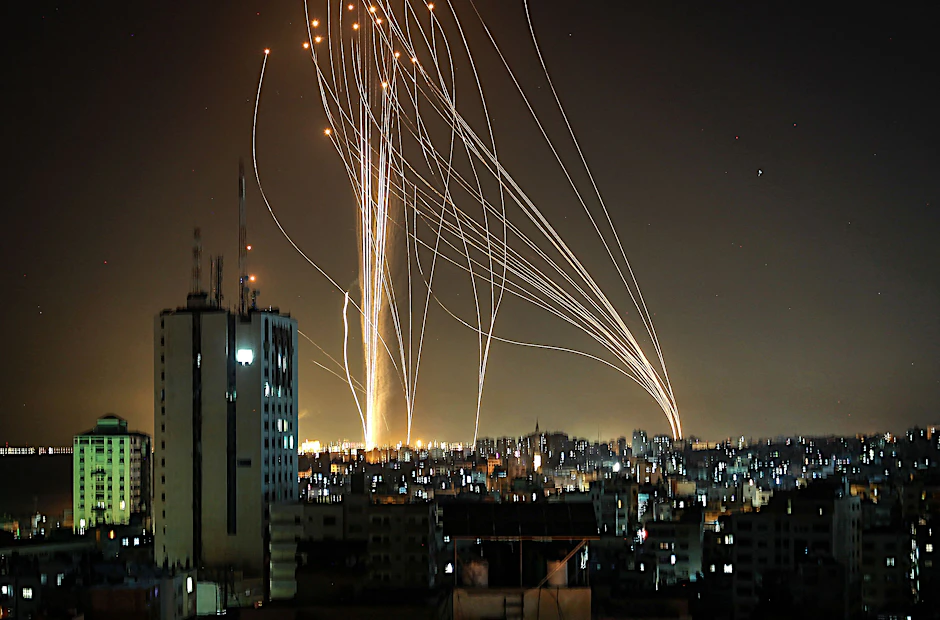 Tel Aviv wird von Gaza-Raketen unter Beschuss genommen. Die Geschosse werden von der Raketenabwehr abgefangen.&nbsp;&nbsp;