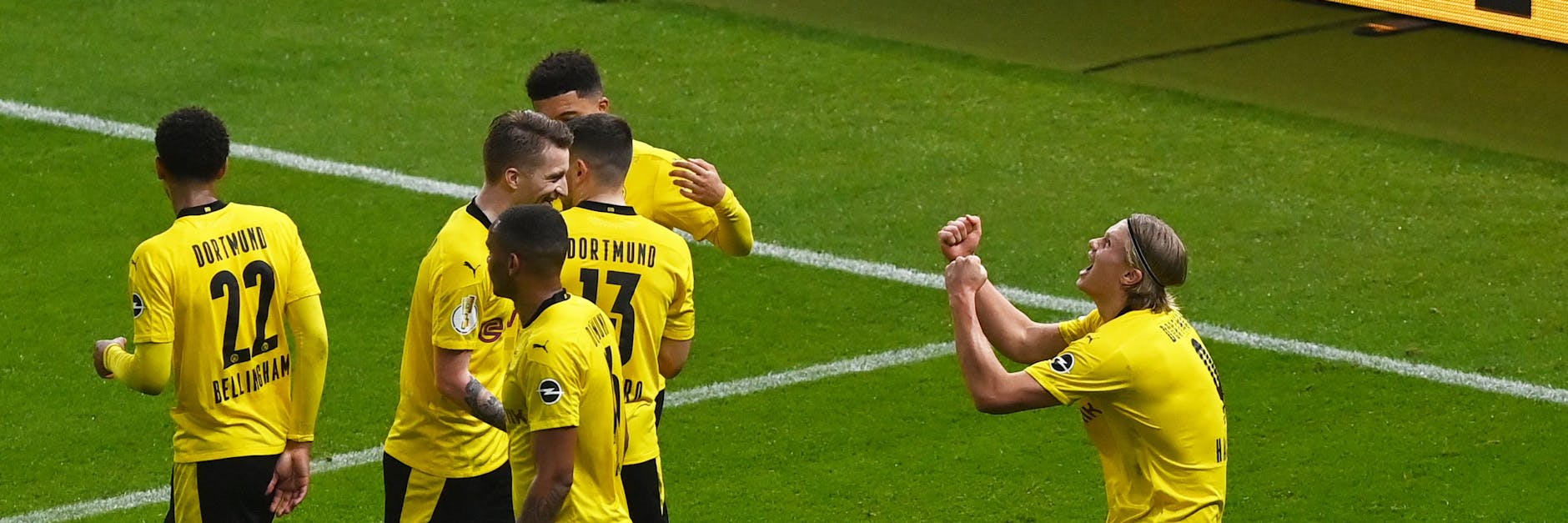 Dortmunds Jubel nach dem 2:0. (F. v. l.) Jude Bellingham, Marco Reus, Manuel Akanji, Raphael Guerreiro, Jadon Sancho und Erling Haaland. 