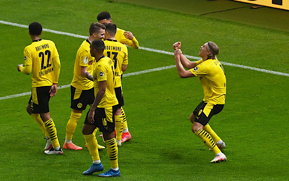 Dortmunds Jubel nach dem 2:0. (F. v. l.) Jude Bellingham, Marco Reus, Manuel Akanji, Raphael Guerreiro, Jadon Sancho und Erling Haaland.&nbsp;