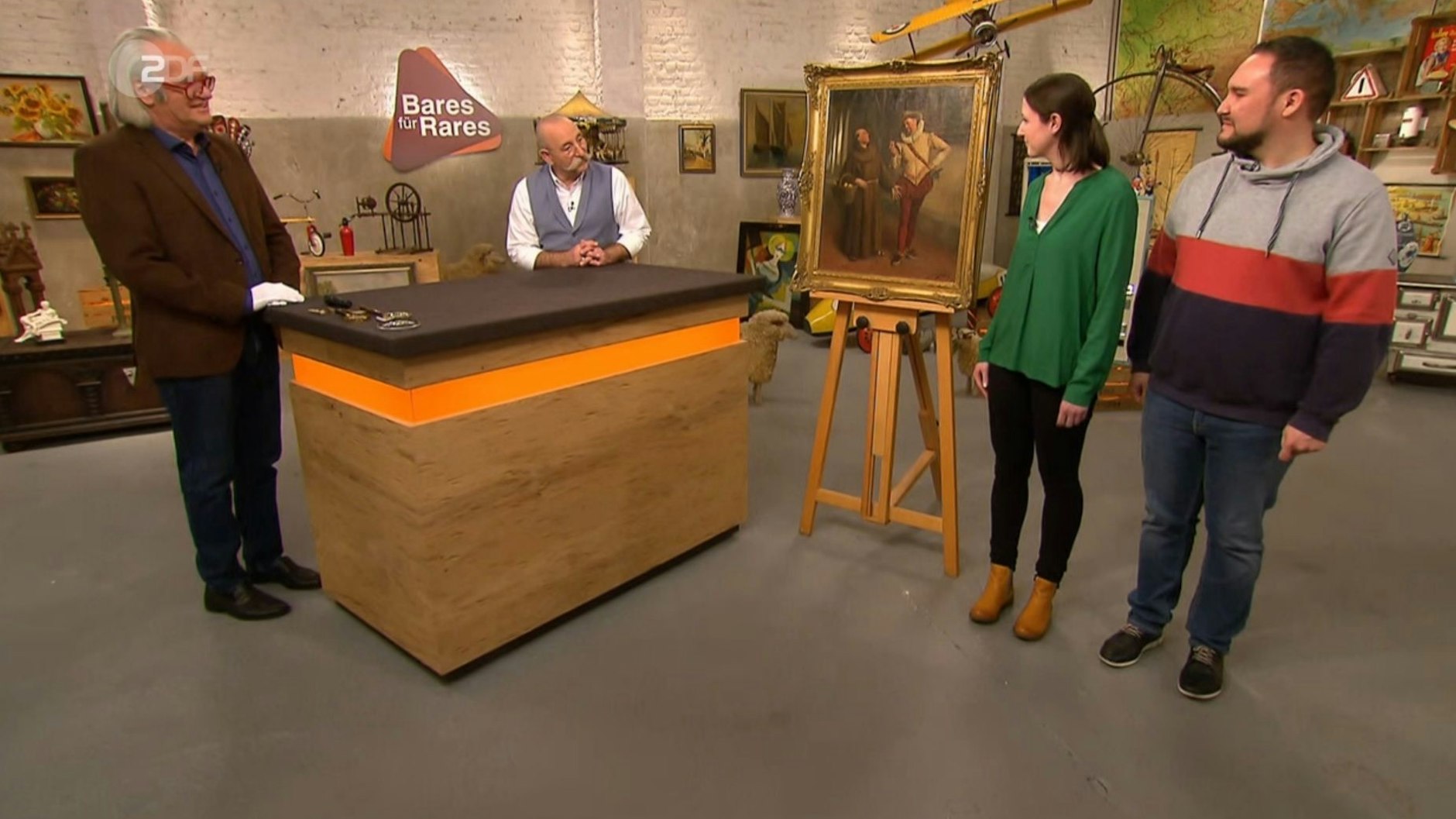 „Bares für Rares“-Experte Albert Maier bewertet das Gemälde für die ahnungslosen Kandidaten.