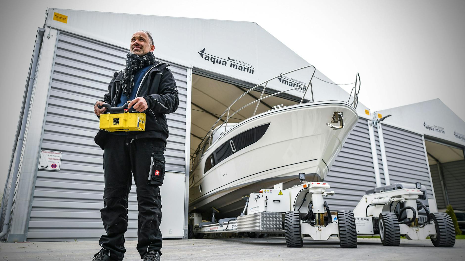 Werkstattleiter Thomas Brachmüller manövriert das ferngesteuerte Elektrofahrzeug auch um scharfe Ecken.<br>