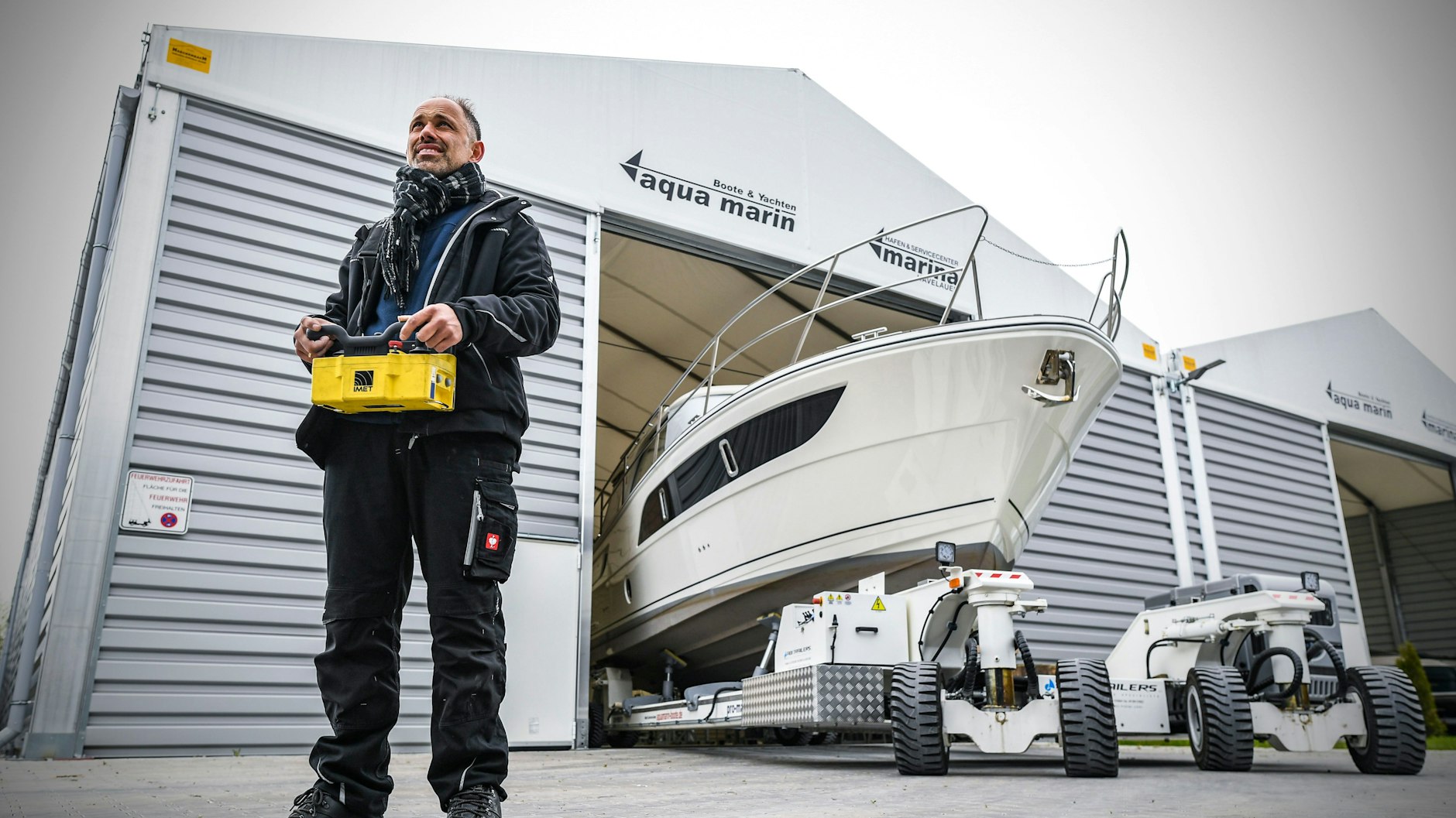 Werkstattleiter Thomas Brachmüller manövriert das ferngesteuerte Elektrofahrzeug auch um scharfe Ecken.<br>