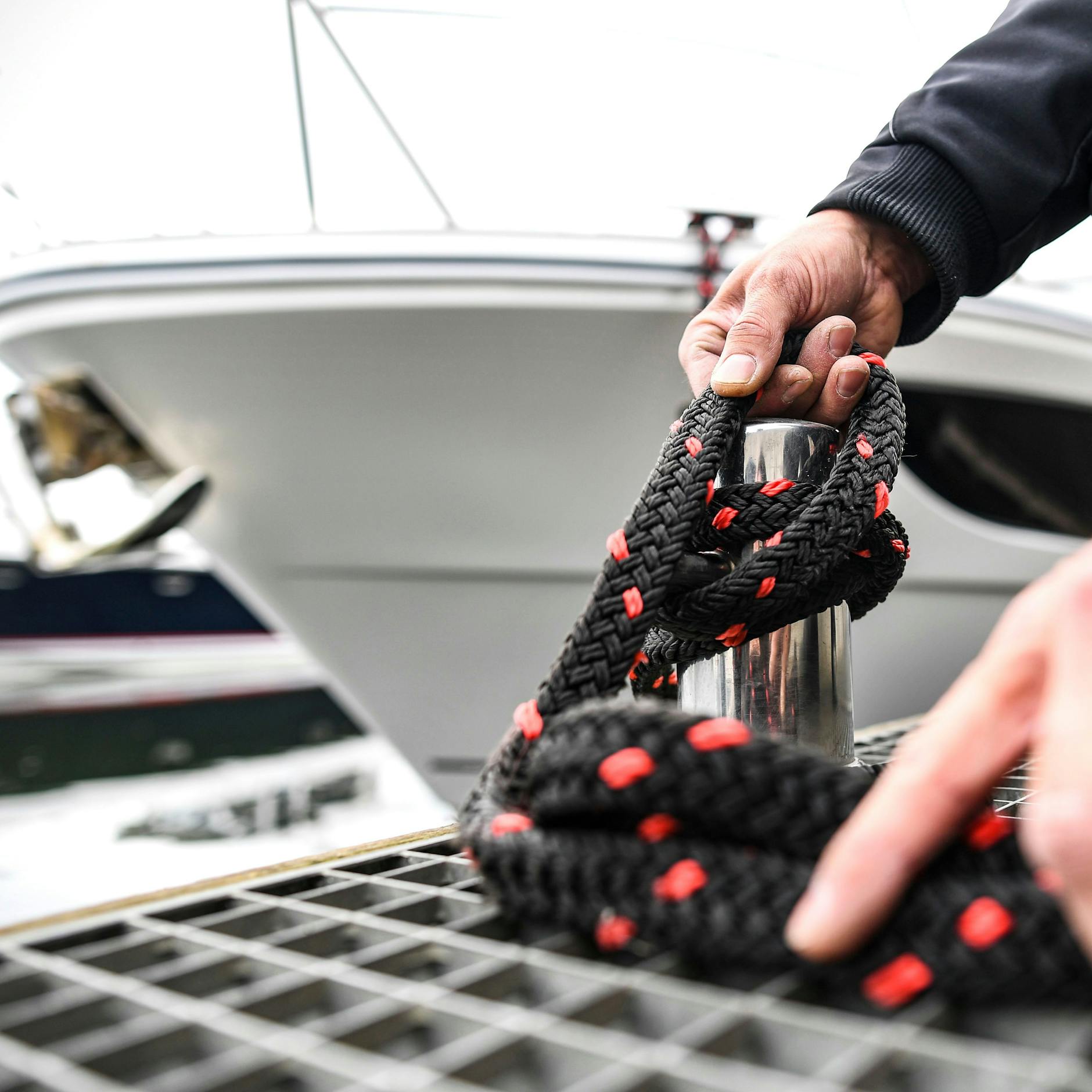 Ausgewintert: Die Jacht hat den Umzug von der Halle ins Wasser geschafft.