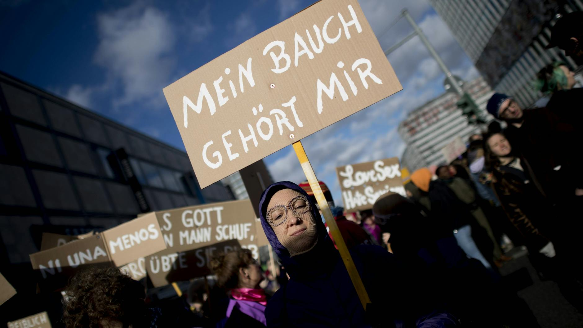 Demonstrantinnen fordern Gleichberechtigung und sexuelle Selbstbestimmung für Frauen.