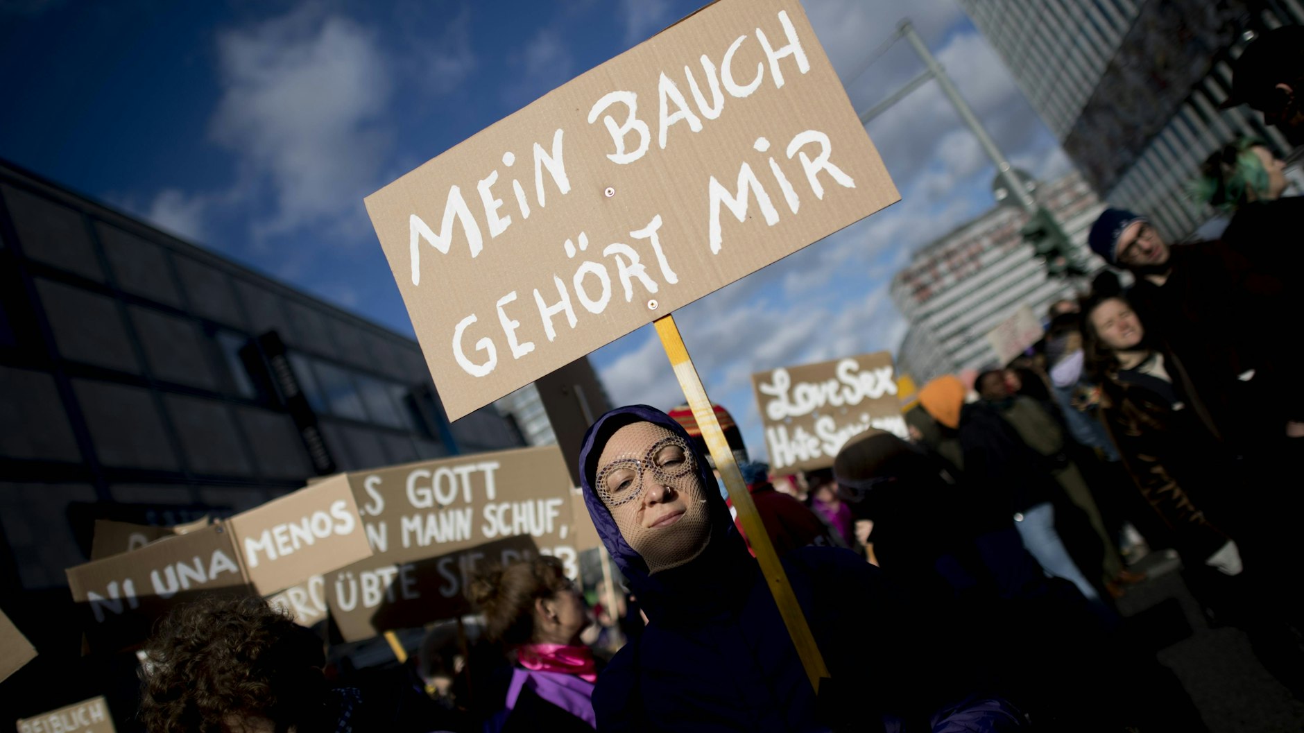 Demonstrantinnen fordern Gleichberechtigung und sexuelle Selbstbestimmung für Frauen.