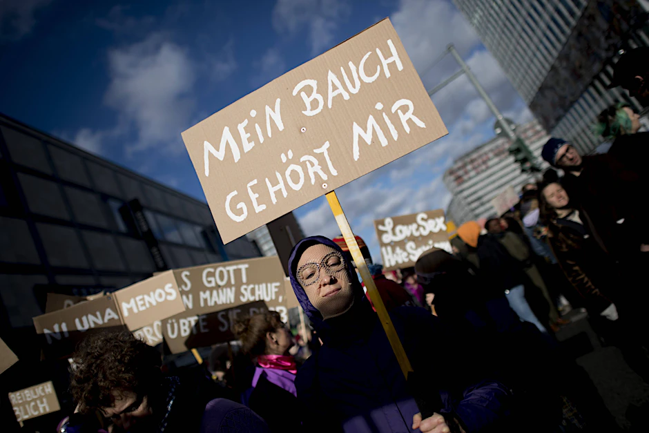 Demonstrantinnen fordern Gleichberechtigung und sexuelle Selbstbestimmung für Frauen.