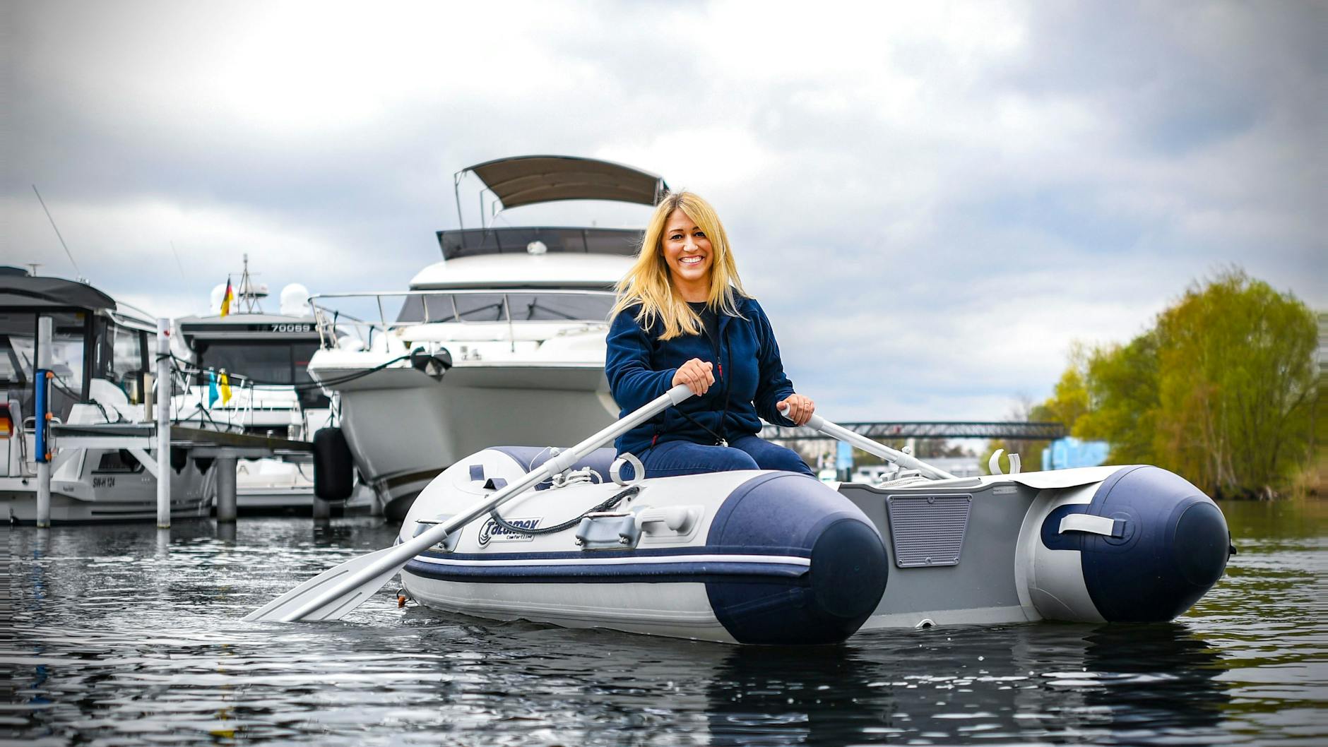 Die Marina Havelauen im Norden von Werder: Chefin Catina Burchardi im Schlauchboot vor den Jachten.<br>