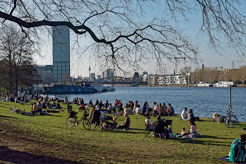Menschen genießen den Frühling im Treptower Park. Die Corona-Neuinfektionen gehen in Berlin derzeit zurück. Es sieht gut aus.