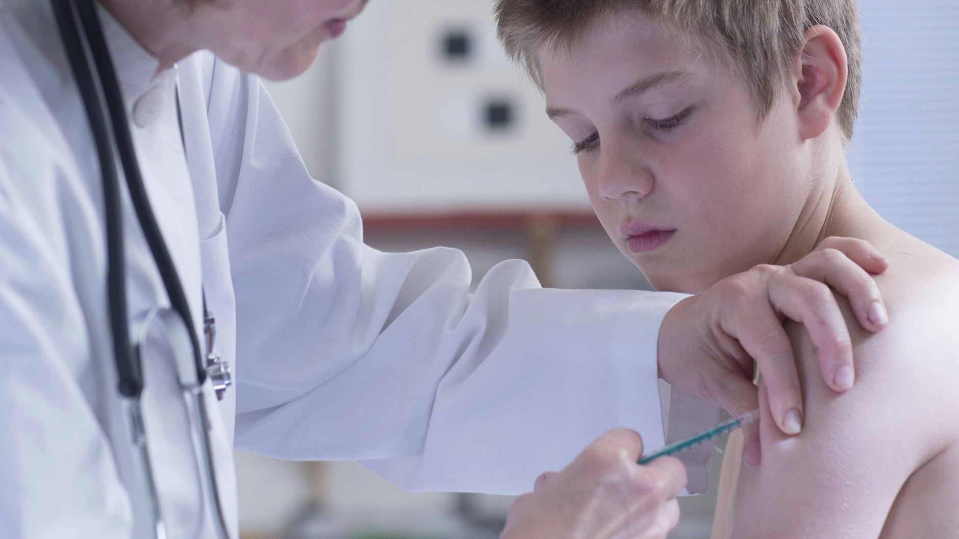 Zwölf- bis 18-Jährige könnten künftig in Schulen oder beim Hausarzt geimpft werden. Ob es bei den von Jens Spahn in Aussicht gestellten Terminen bleibt, ist nach Ansicht von Ärzten aber fraglich.