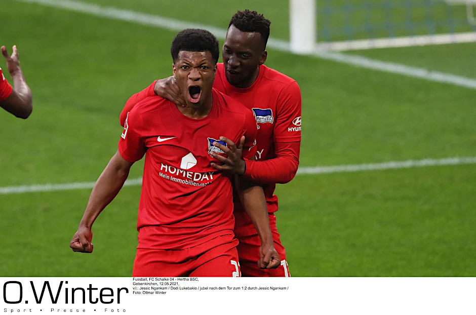 Talent Jessic Ngankam (links) jubelt über sein Tor zum 2:1 auf Schalke. Dodi Lukebakio war der erste Gratulant und flog wenig später vom&nbsp;Platz.