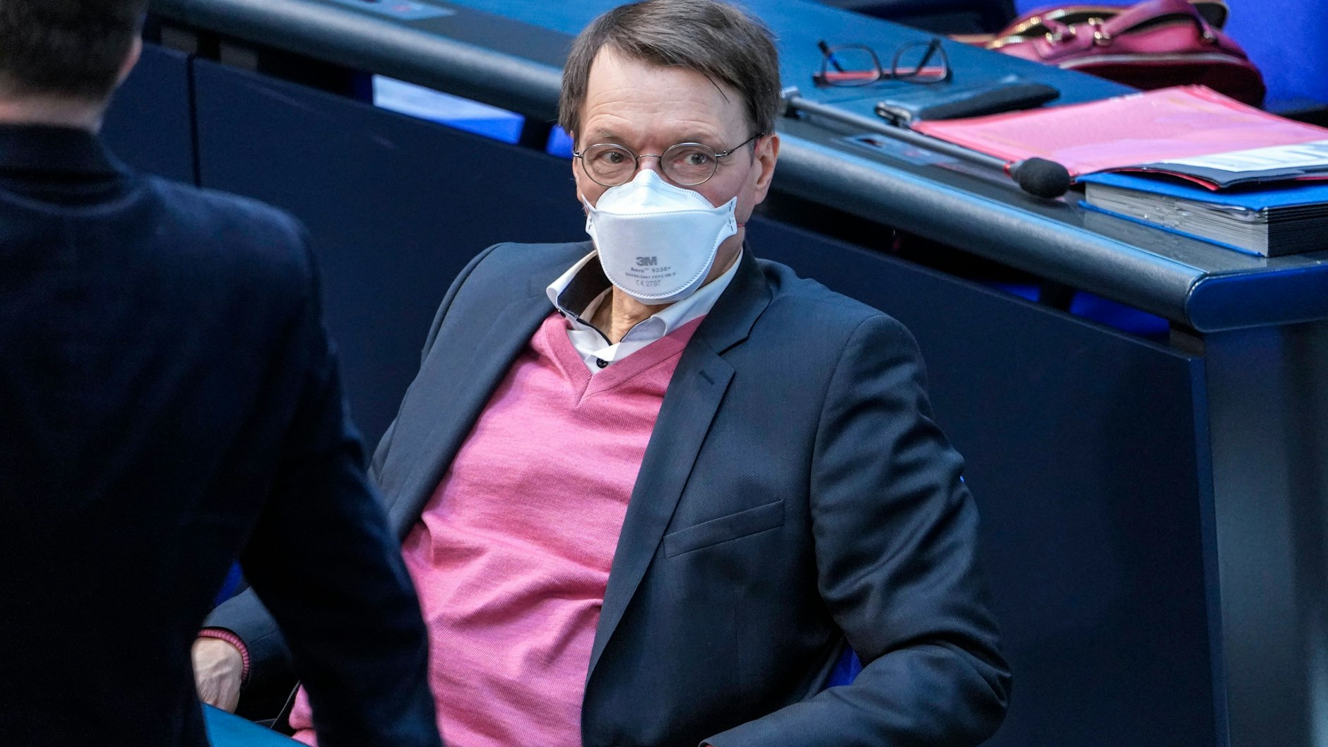 Der Medizinprofessor und Bundestagsabgeordneter Karl Lauterbach (SPD) sitzt mit Corona-Maske im Deutschen Bundestag. Er möchte eine vierte Corona-Welle verhindern.