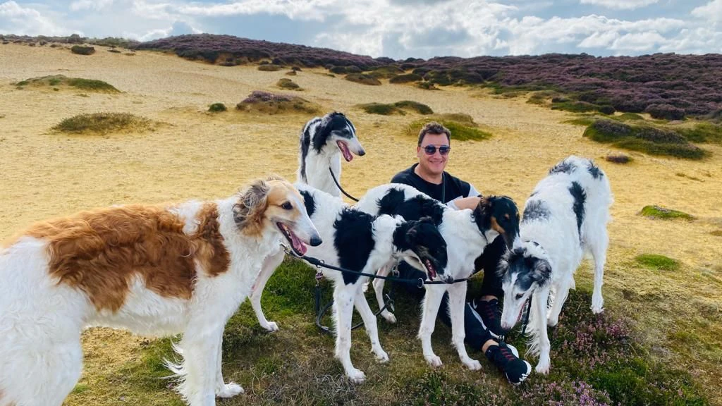 Guido Maria Kretschmer liebt Ausflüge in die Natur. Immer dabei seine Windhund-Meute.