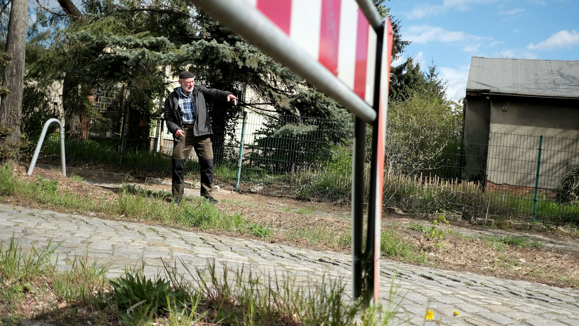 „Restnatur am Straßenrand“. Grundstückseigentümer Behrendt in der Hummelstraße.