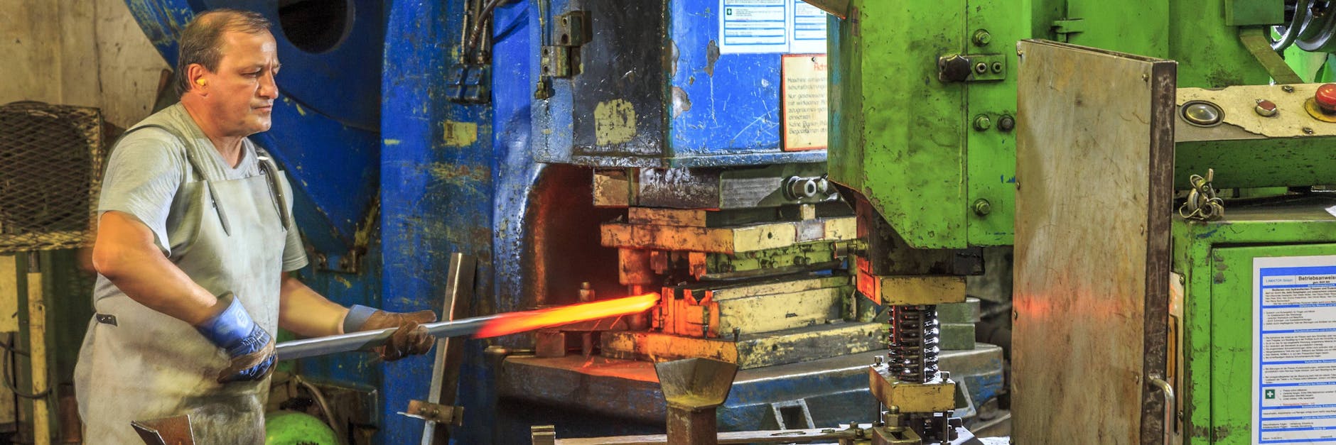 Im Osten müssen viele Beschäftigte länger arbeiten als im Westen. Doch die Gewerkschaft IG Metall sieht erste Steine aus der Mauer fallen.