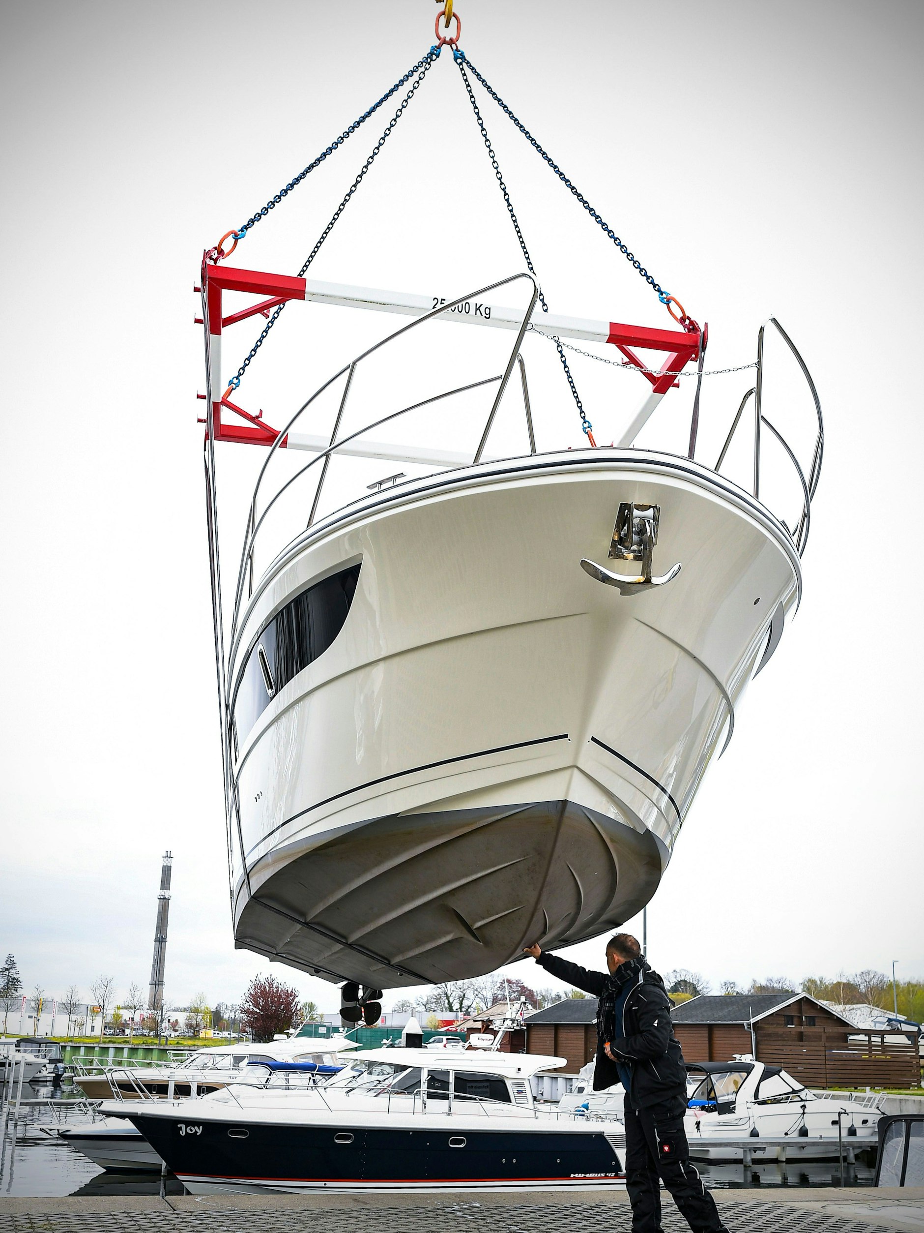 Jacht am Haken: Gut gesichert mit Gurten wird das sieben Tonnen schwere Boot zu Wasser gelassen.&nbsp;<br>