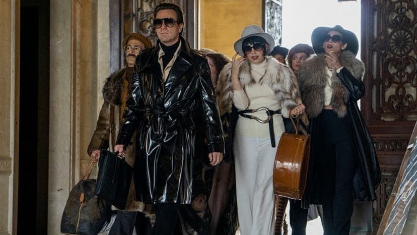 Ewan McGregor als Roy Halston mit seinen Musen, den „Halstonettes“.