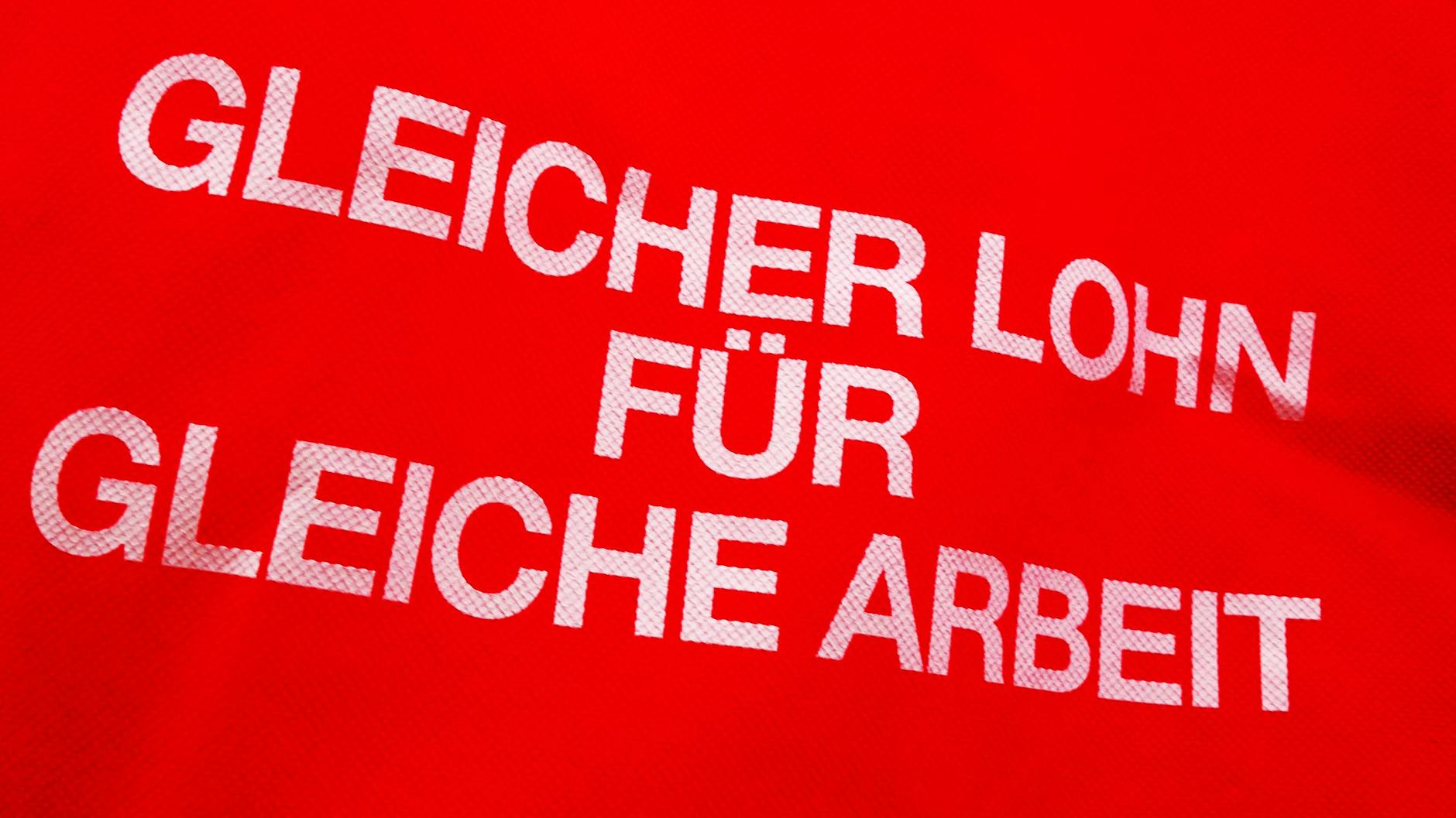 Die Beschäftigten im Flächentarif der Metall- und Elektroindustrie im Osten müssen vorerst weiter länger für ihr Geld arbeiten als die Kollegen im Westen.