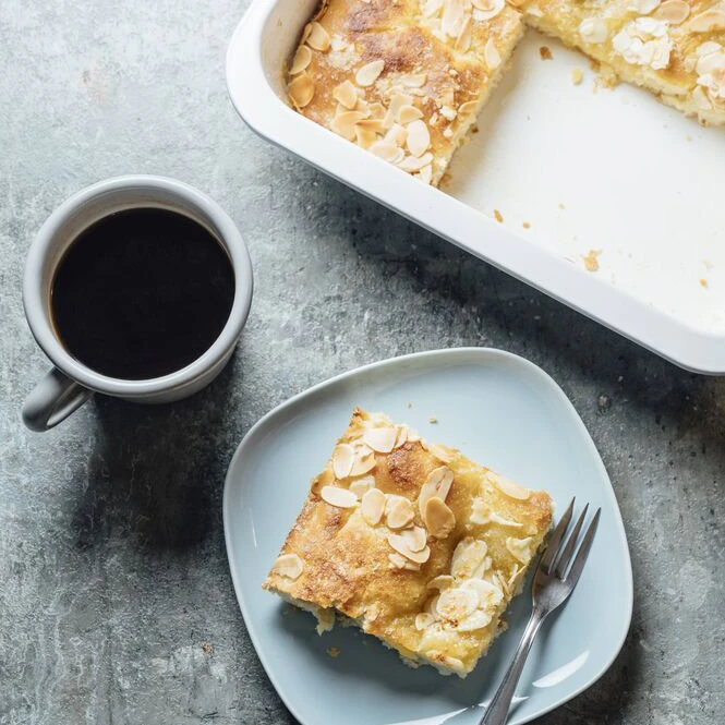 Für eine andere Note sorgen ein paar geröstete Mandelblättchen oder gehackte Nüsse auf den Butterkuchen.
