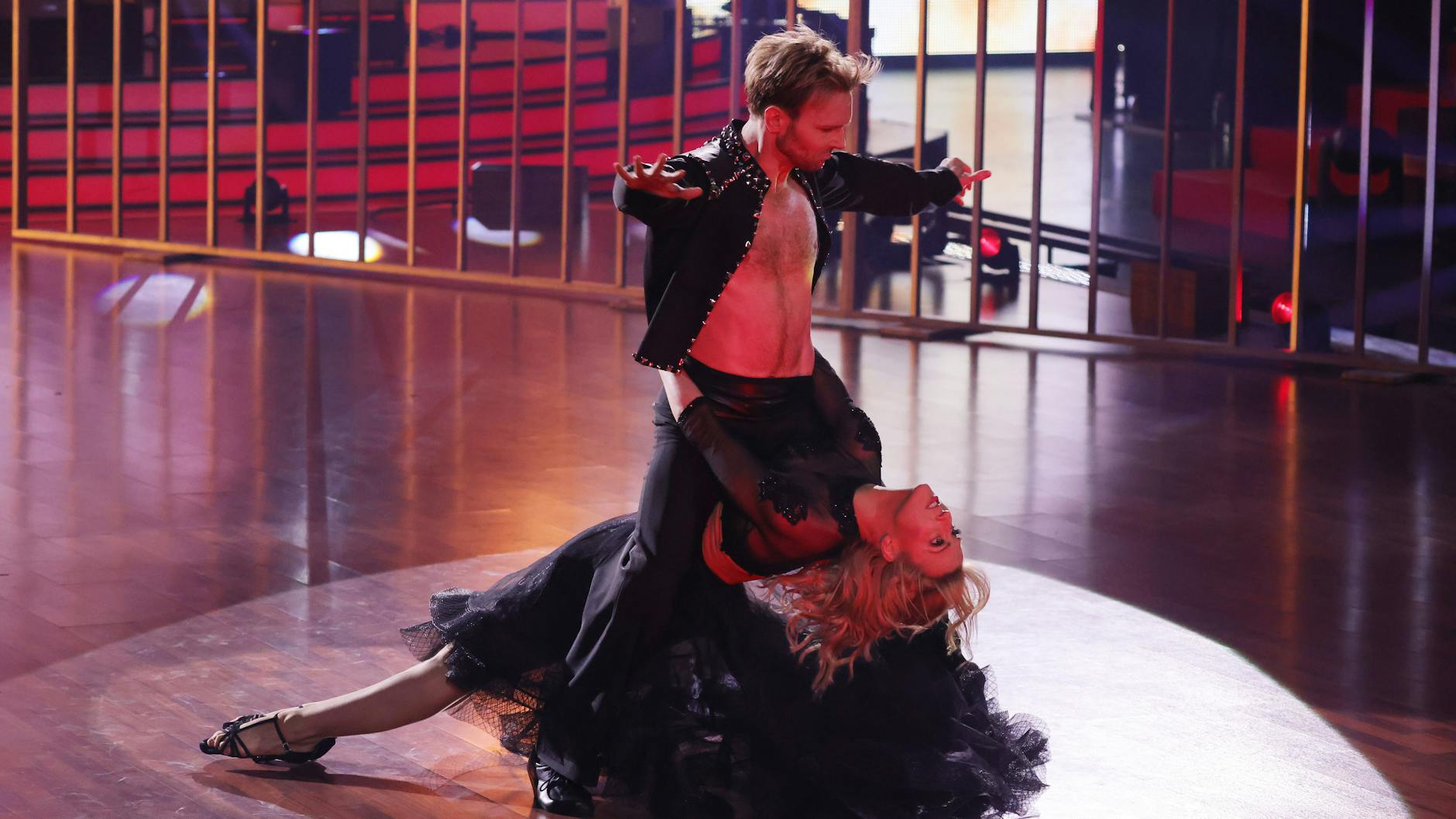 Die Profitänzer Kathrin Menzinger und Vadim Garbuzov eröffnen die zehnte Show.