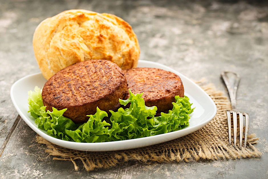 Die vegane Frikadelle ist zumindest äußerlich kaum von der „Echten“ zu unterscheiden.&nbsp;