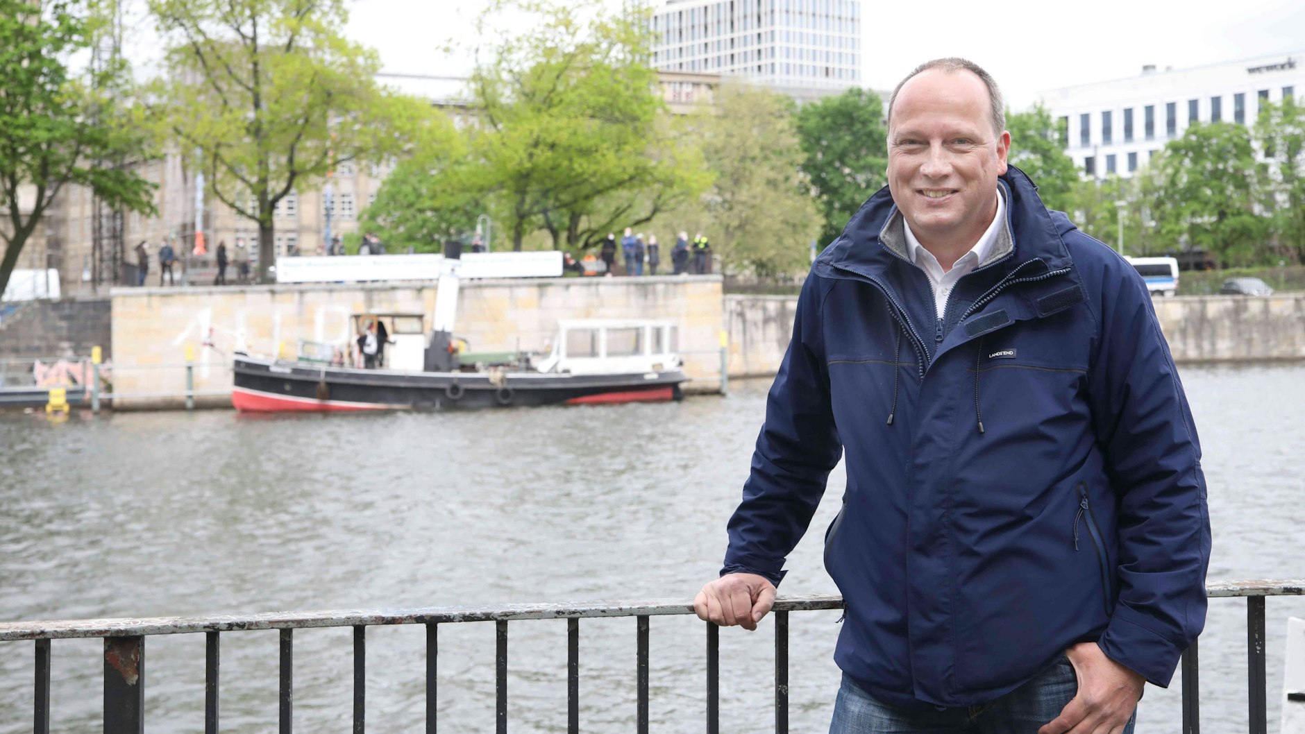 Hier befand sich einst einer der ältesten Spree-Übergänge Berlins. Stefan Lehmkühler von der Allianz Neue Waisenbrücke steht am Märkischen Ufer in Mitte, unweit der Jannowitzbrücke.