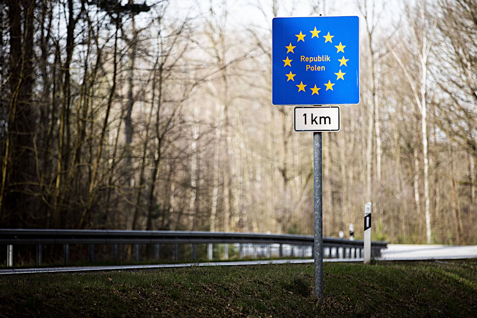 Ein Schild kündigt den Grenzübergang zwischen Deutschland und Polen an.