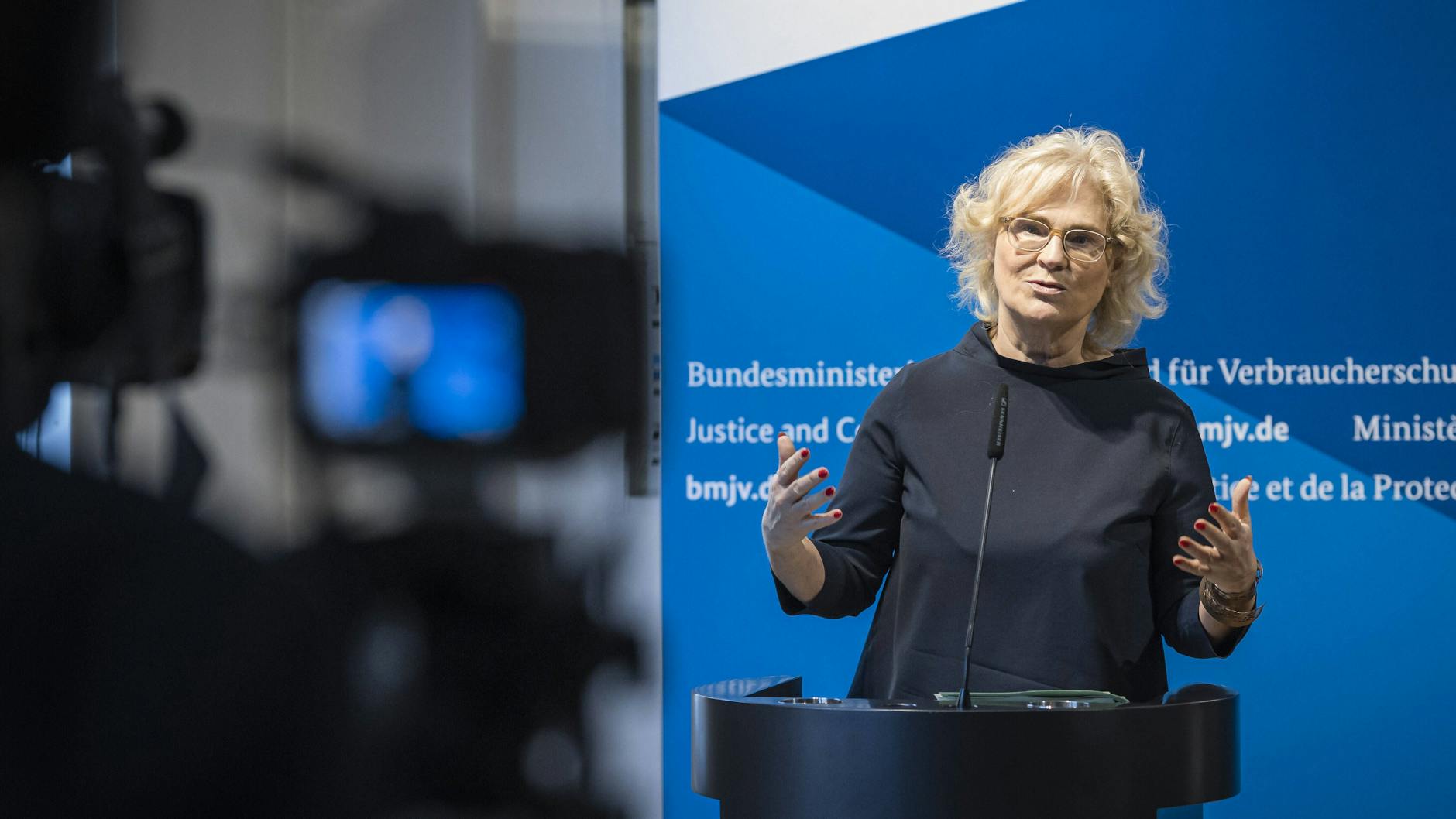 Bundesjustizministerin Christine Lambrecht stellt die Rückgabe der Grundrechte für alle Deutschen in Aussicht – ob geimpft oder ungeimpft.