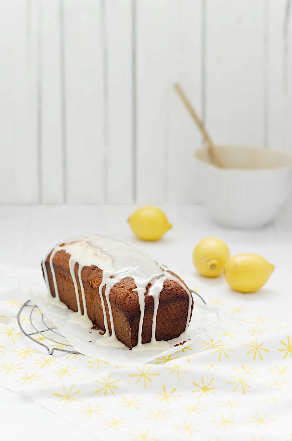 Ein leckerer Zitronenkuchen mit Zuckerguss – den Leckerbissen können Sie also ruhig öfter backen.