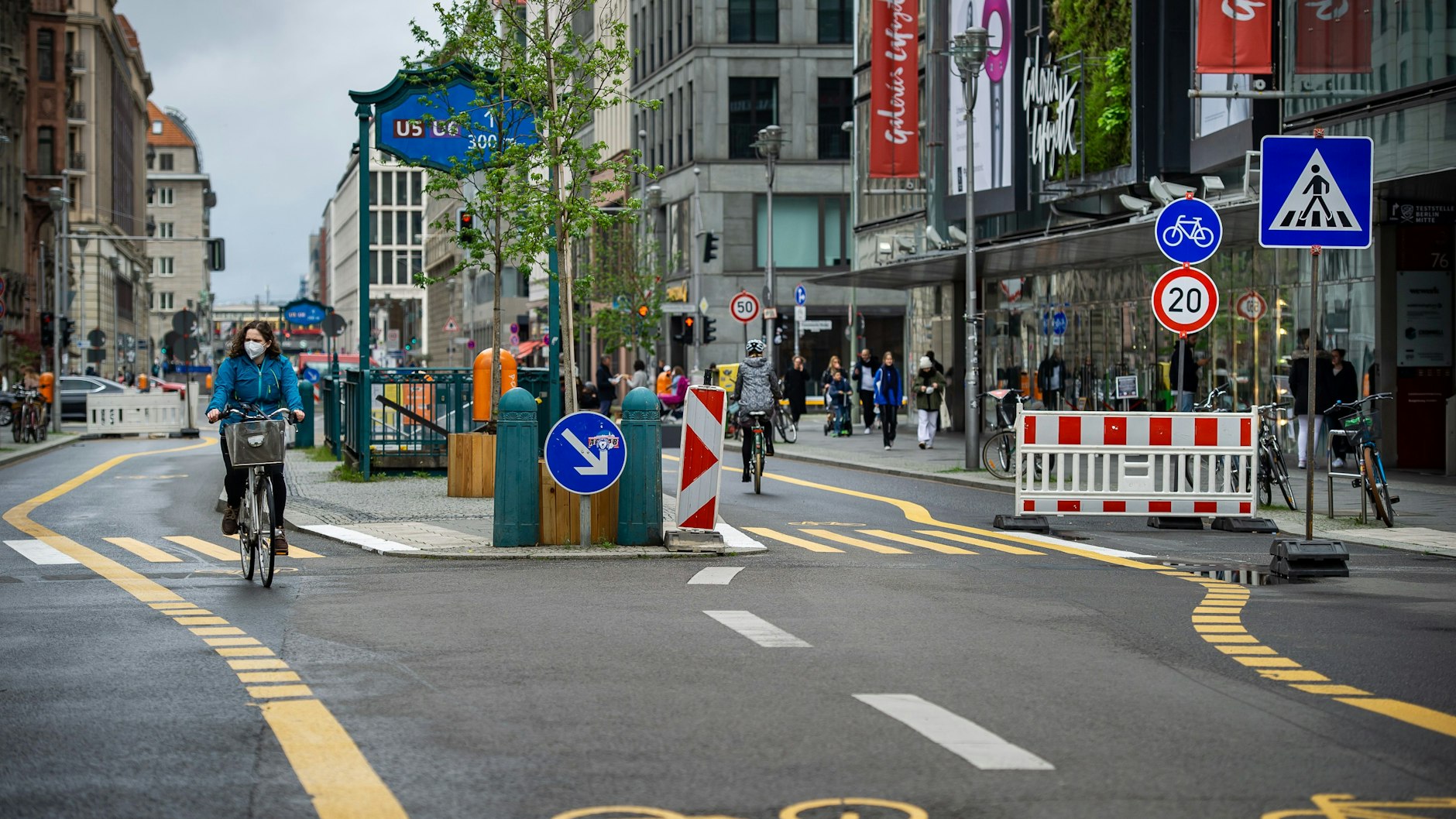Jetzt auch mit Zebrastreifen: Auf der autofreien Friedrichstraße führen nun Überwege über den Radfahrstreifen. Seit Ende August 2020 müssen Kraftfahrzeuge Umwege fahren.
