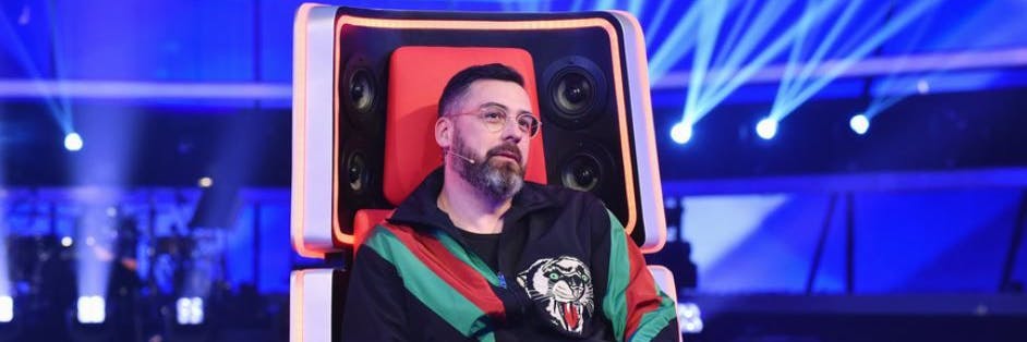 Sido in dem berühmten roten Sessel von „The Voice of Germany“