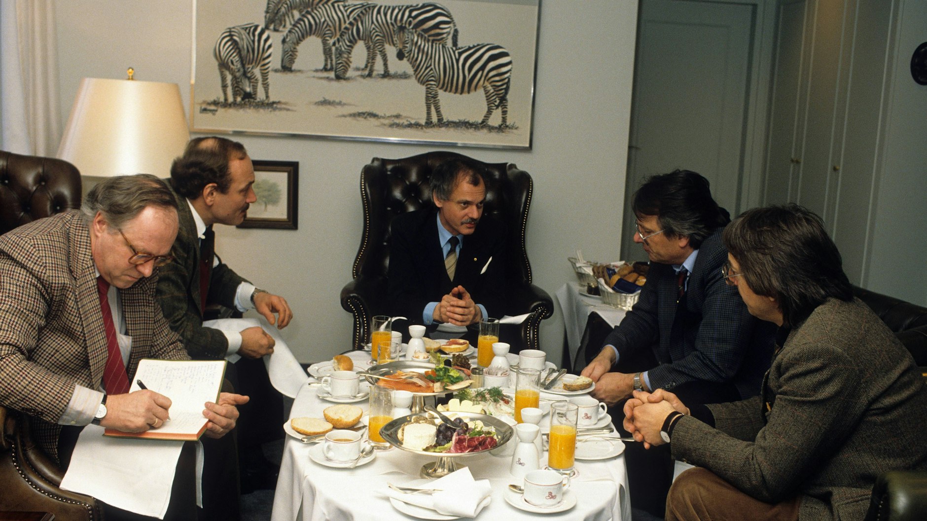 Der spätere Chef der Ost-SPD Ibrahim Böhme (mittig) am 16. Januar 1990 im Zentrum der Aufmerksamkeit