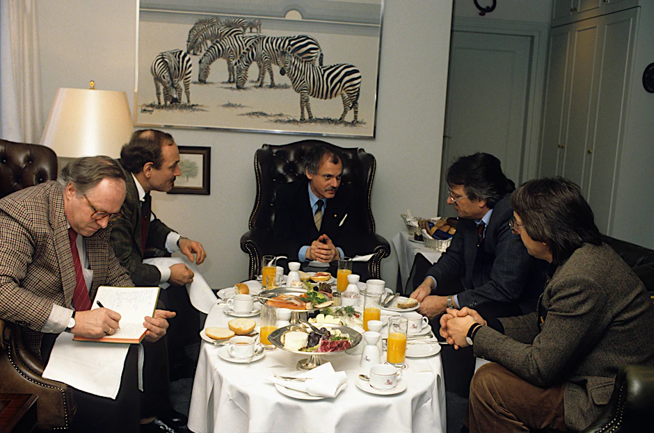Der spätere Chef der Ost-SPD Ibrahim Böhme (mittig) am 16. Januar 1990 im Zentrum der Aufmerksamkeit