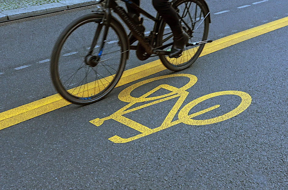 Ein Radfahrer ist in der Stubenrauchstraße in Berlin-Neukölln am Donnerstagabend auf die Gleise gestürzt (Symbolbild).