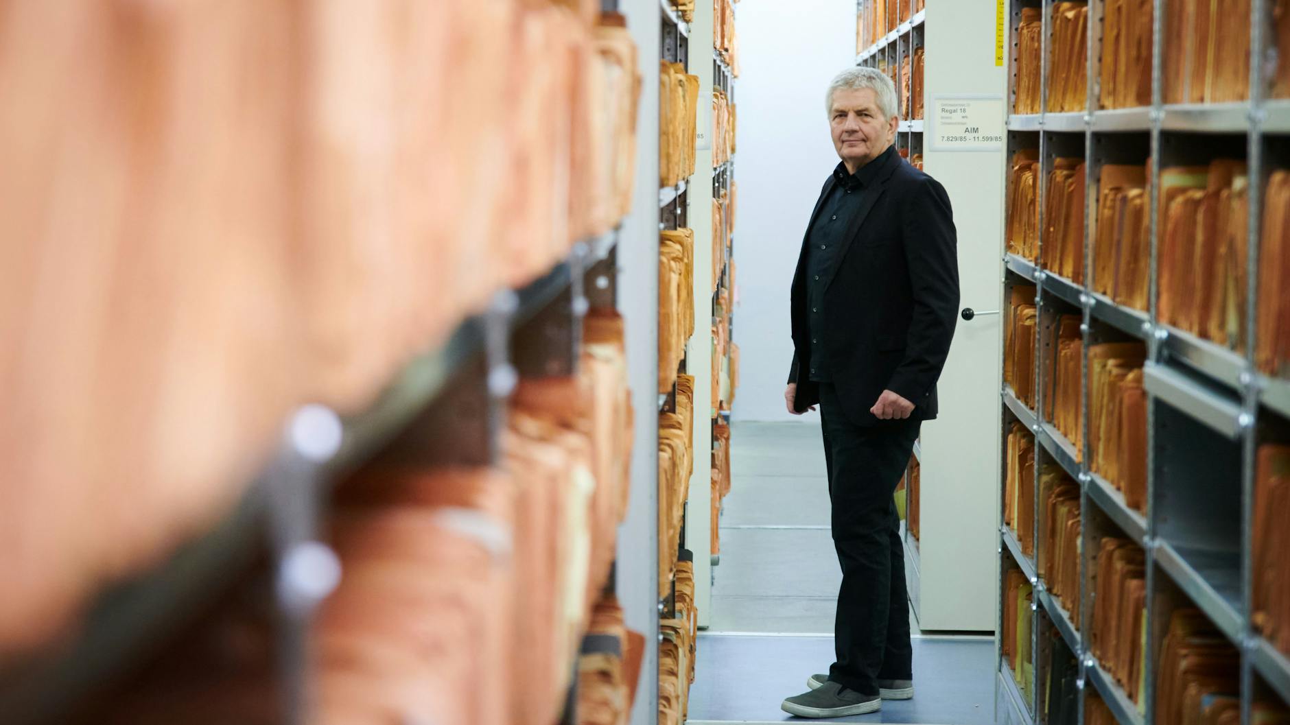 Roland Jahn, Bundesbeauftragter für die Stasi-Unterlagen, in einem Aktenraum der ehemaligen Stasi-Zentrale