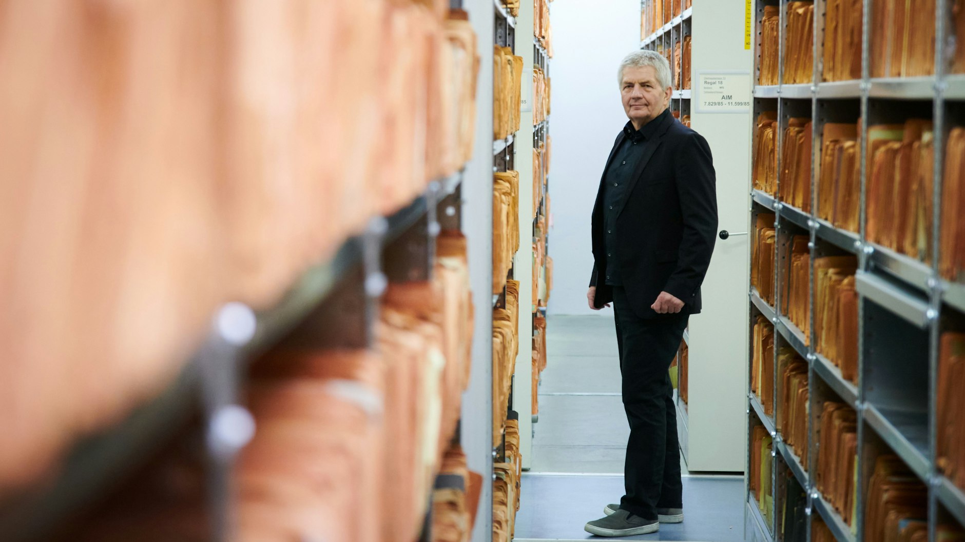 Roland Jahn, Bundesbeauftragter für die Stasi-Unterlagen, in einem Aktenraum der ehemaligen Stasi-Zentrale