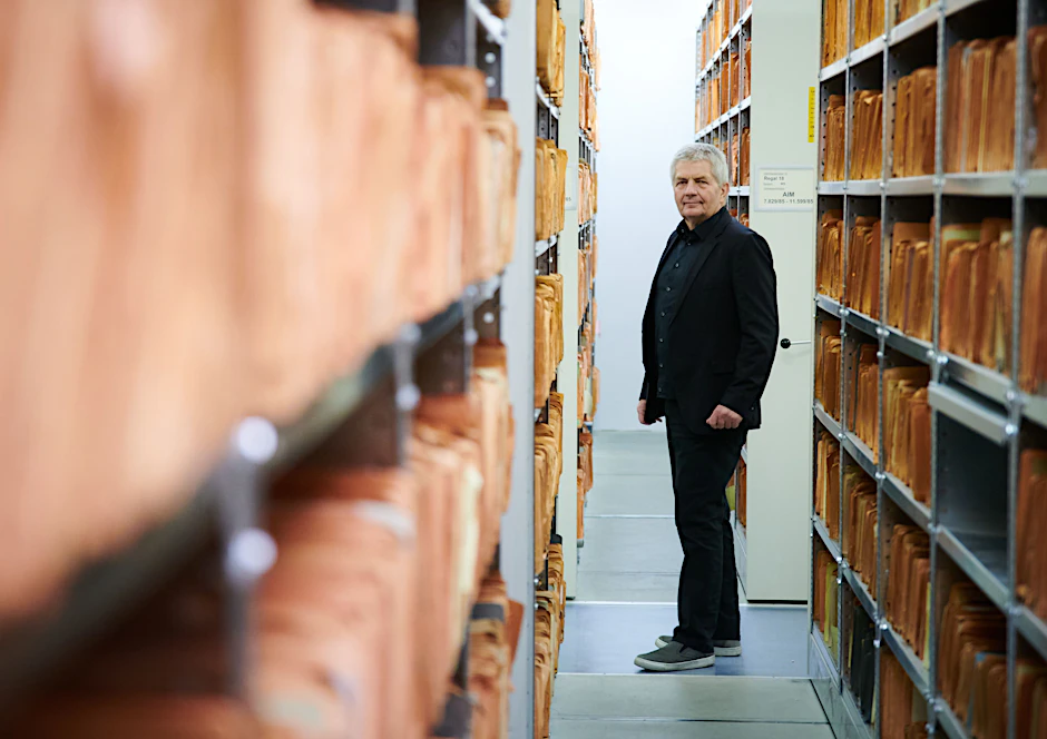 Roland Jahn, Bundesbeauftragter für die Stasi-Unterlagen, in einem Aktenraum der ehemaligen Stasi-Zentrale