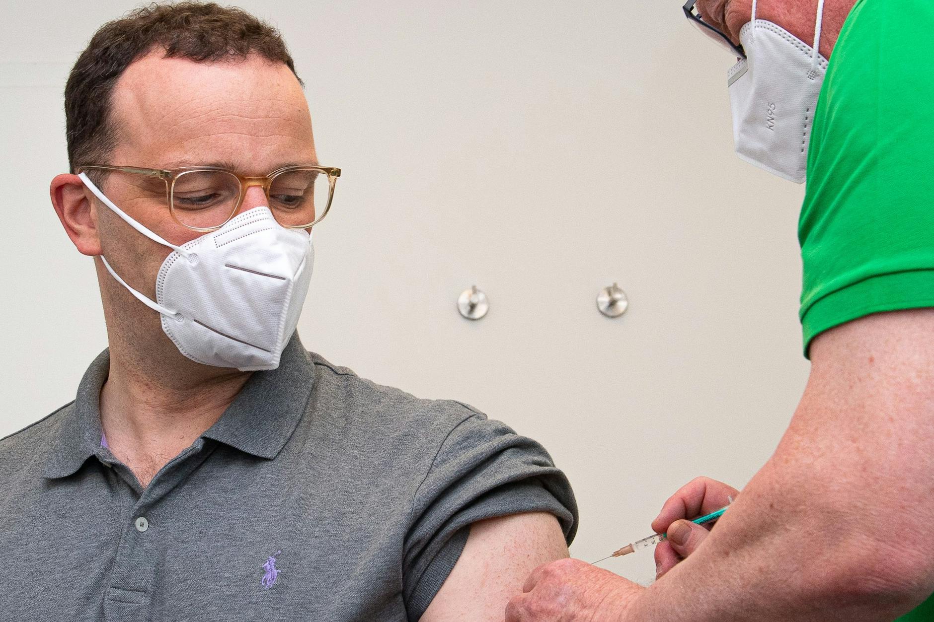 Jens Spahn (CDU), Bundesminister für Gesundheit, wird in der Hausarztpraxis von Volker Schrage mit dem Impfstoff Astrazeneca geimpft. 