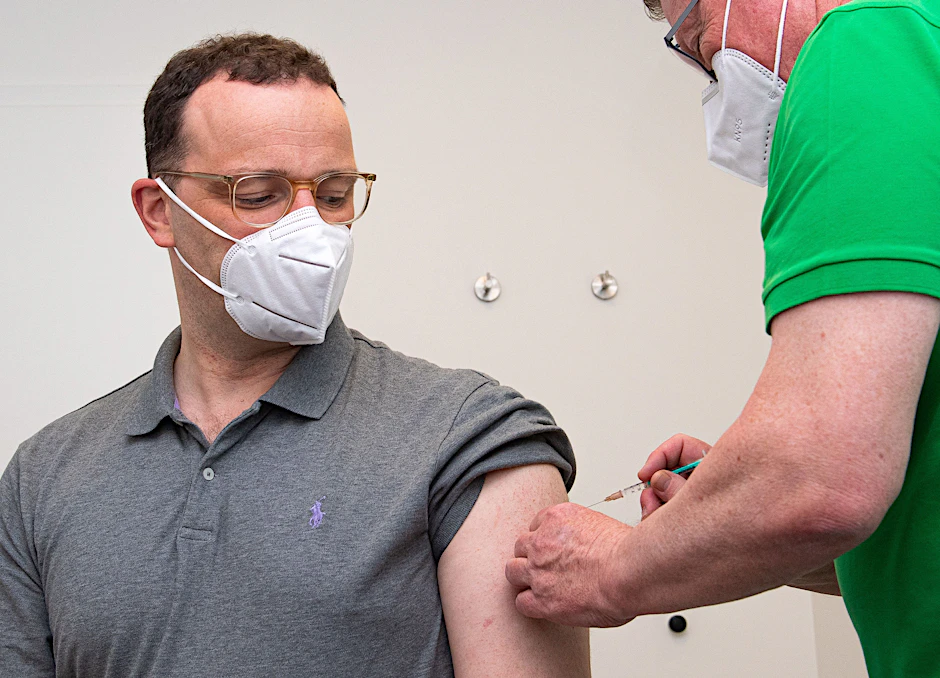 Jens Spahn (CDU), Bundesminister für Gesundheit, wird in der Hausarztpraxis von Volker Schrage mit dem Impfstoff Astrazeneca geimpft.&nbsp;