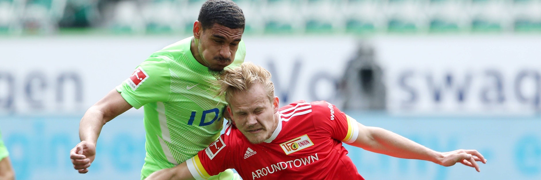 Wolfsburgs Maxence Lacroix im Duell mit Unions Joel Pohjanpalo (r.).