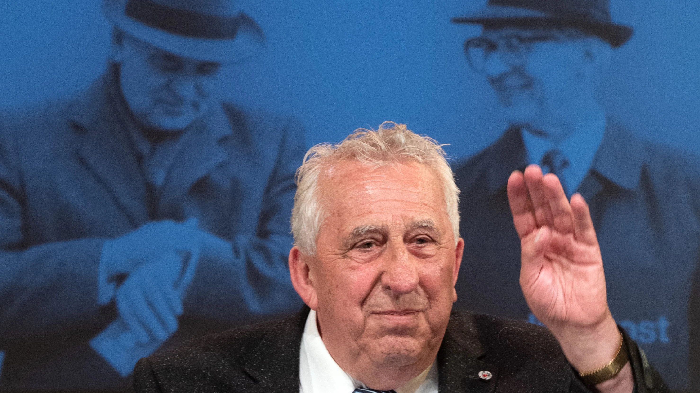 Egon Krenz, letzter Staatsratsvorsitzender der DDR, winkt im Russischen Haus der Wissenschaft und Kultur vor der Premiere seines letzten Buches „Wir und die Russen“.&nbsp;