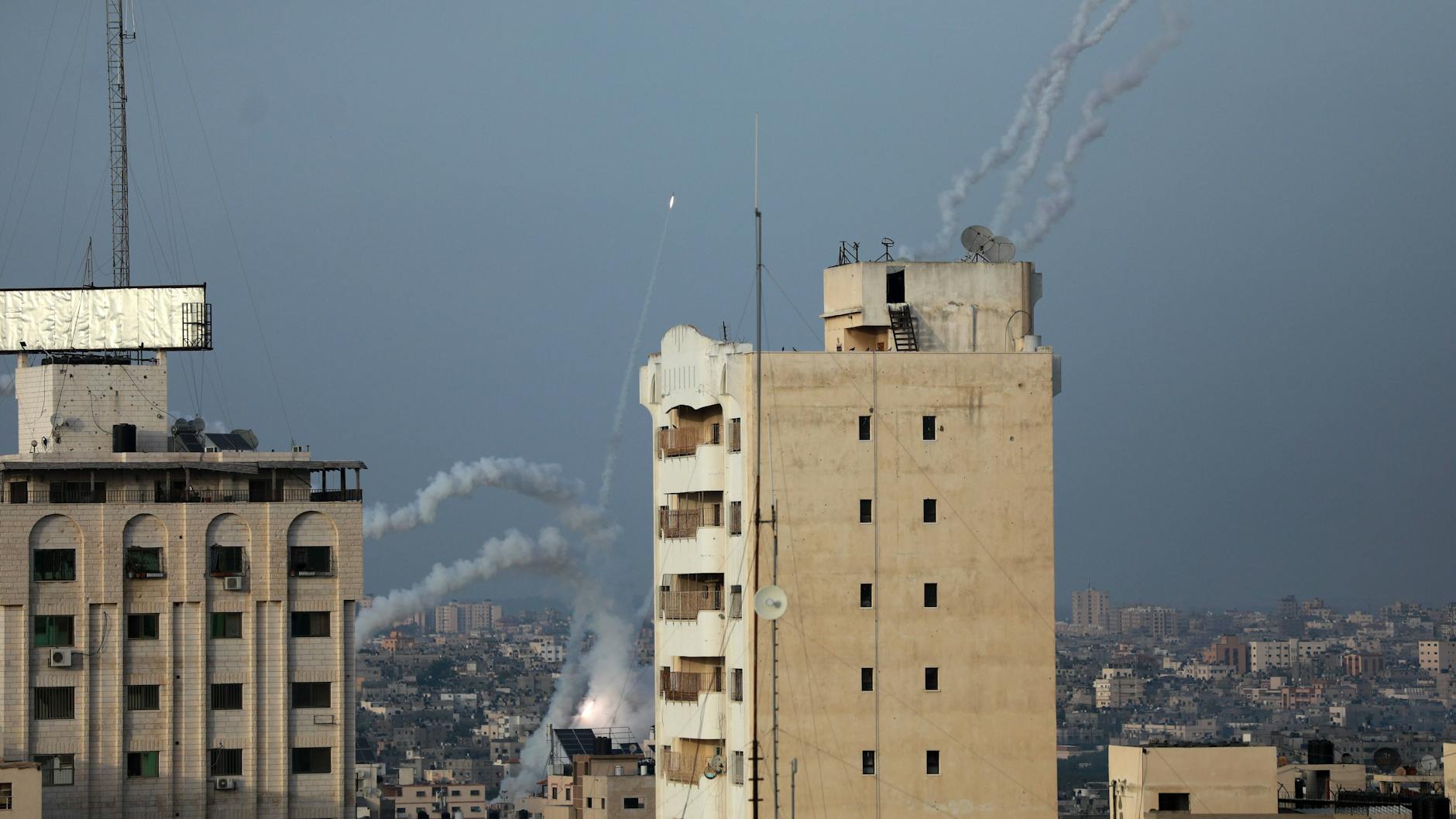 Die aktuellen Bilder aus dem Nahen Osten sind erschreckend. Der Konflikt droht immer mehr außer Kontrolle zu geraten. 