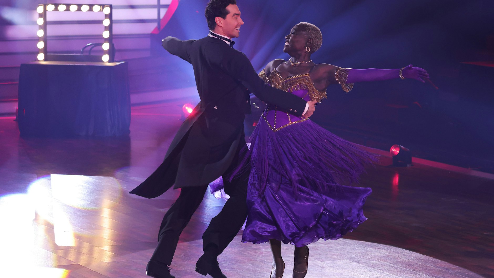 Auma Obama und Andrzej Cibis tanzten im Viertelfinale von „Let's Dance“ einen Quickstep zu „Cabaret“ von Liza Minnelli.&nbsp;