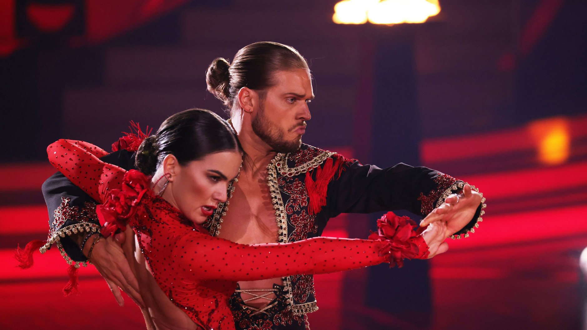 Rúrik Gíslason und Renata Lusin tanzten im Viertelfinale von „Let's Dance“ einen Paso Doble zu „Hanuman“ von Rodrigo y Gabriela.