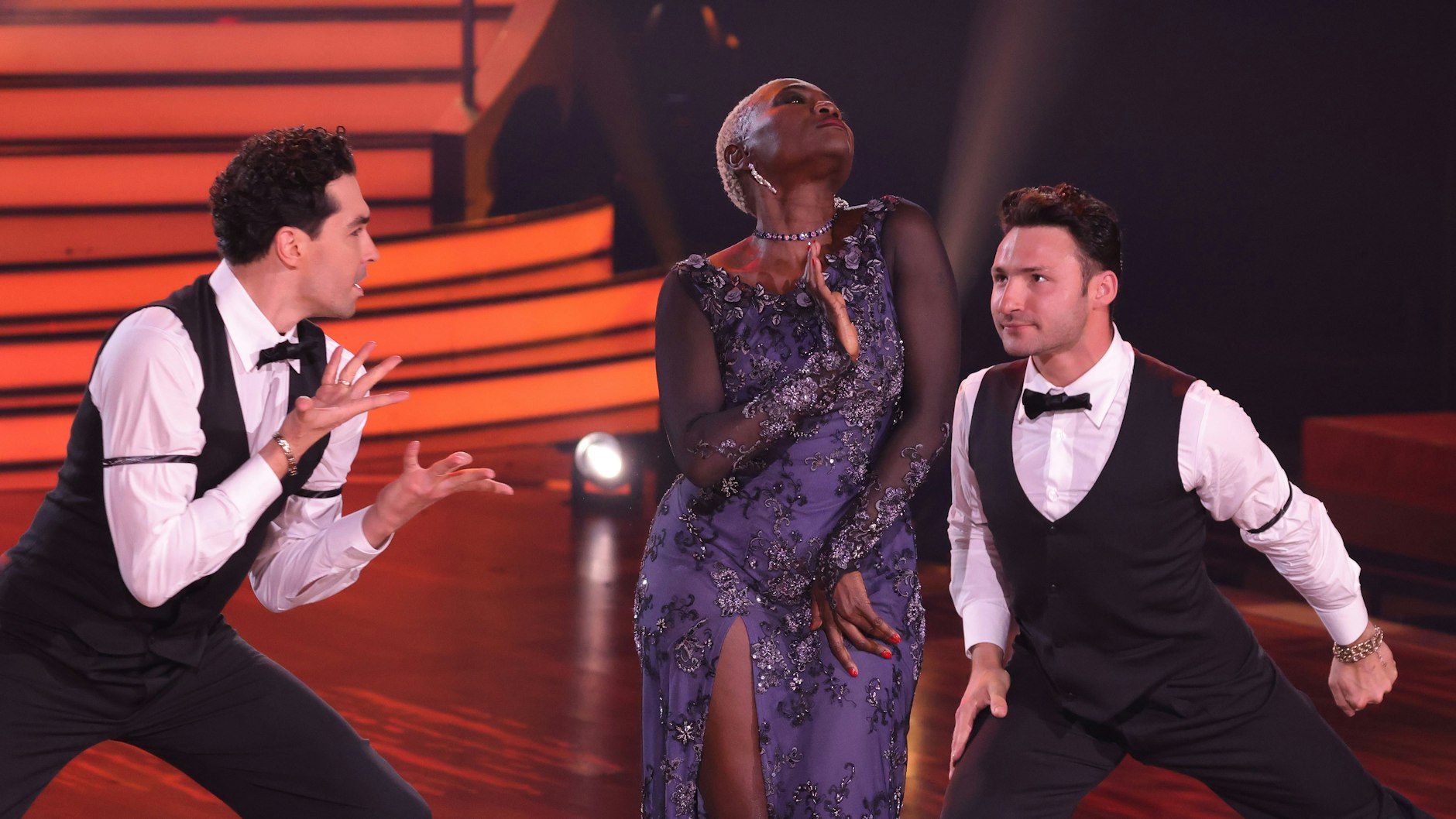 Auma Obama und Andrzej Cibis (l.) bekamen für den Trio-Tanz Unterstützung von Robert Beitsch. Für ihren Tango gab es 23 Punkte.