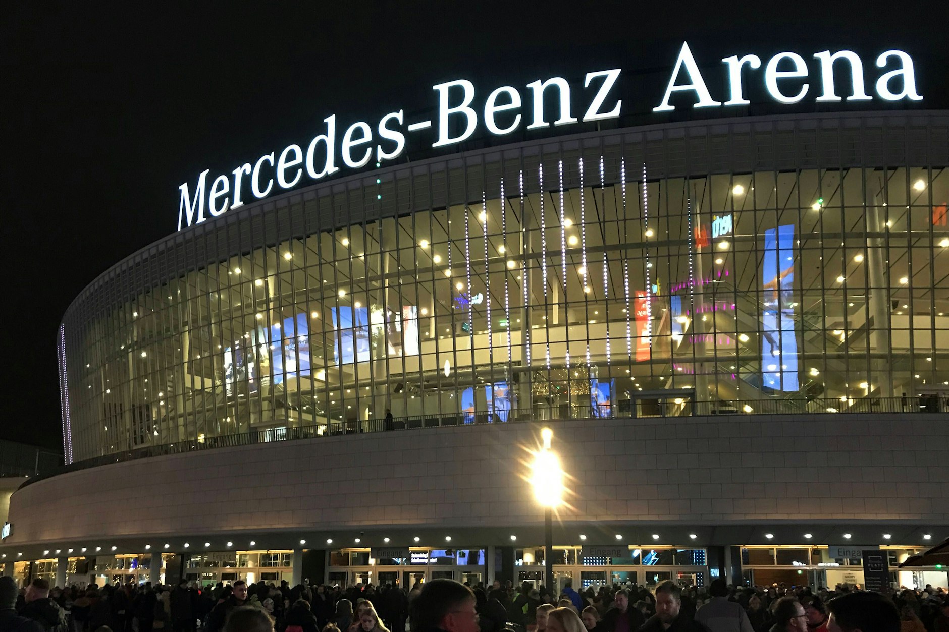 Weil diese Halle in Deutschland steht, ist sie nach einer Firma benannt, die Tausende Autokäufer im Dieselabgasskandal betrogen hat.