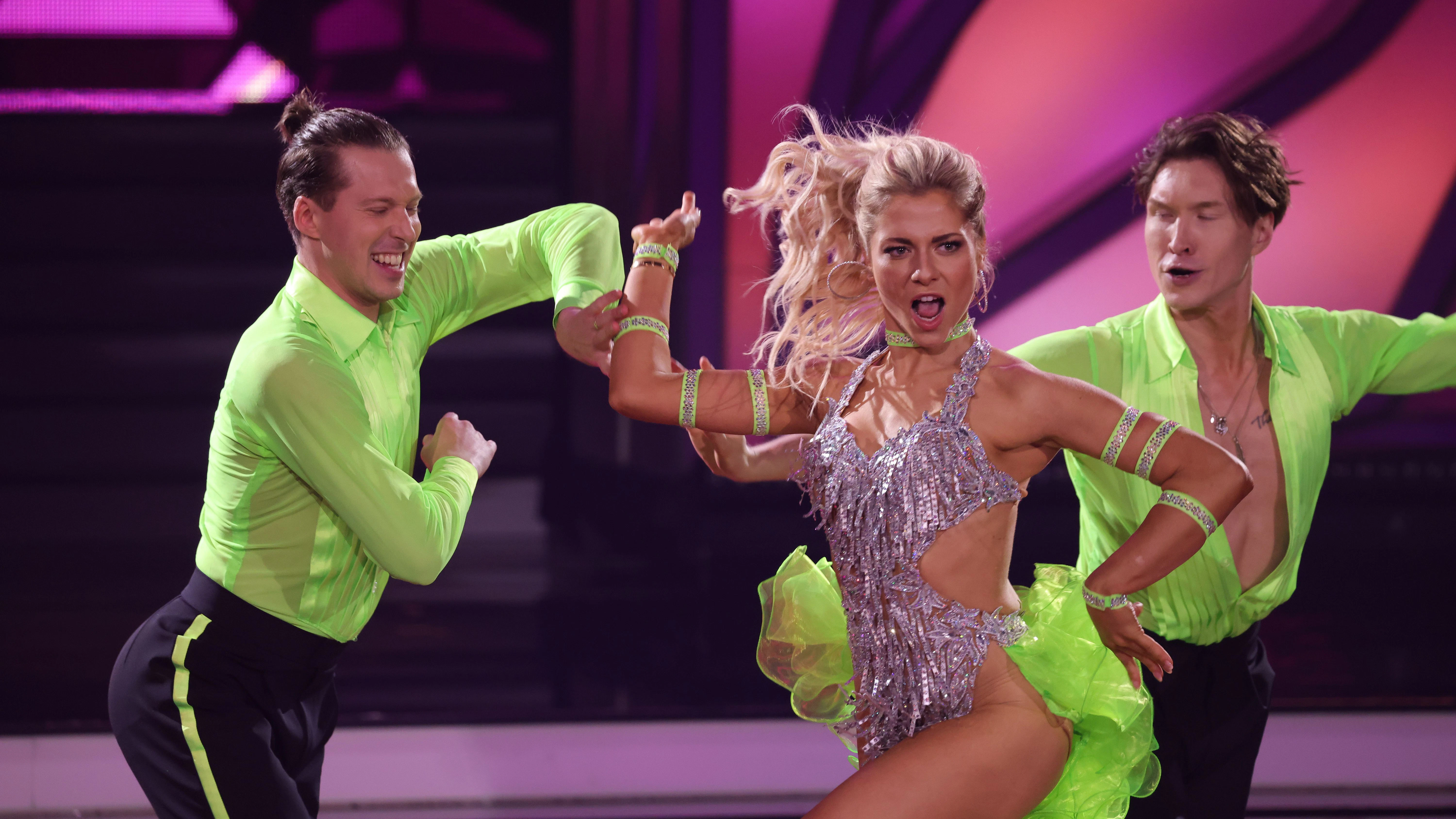Valentina Pahde und Valentin Lusin tanzten zusammen mit Evgeny Vinokurov eine Samba zu „Light It Up“ von Major Lazer.