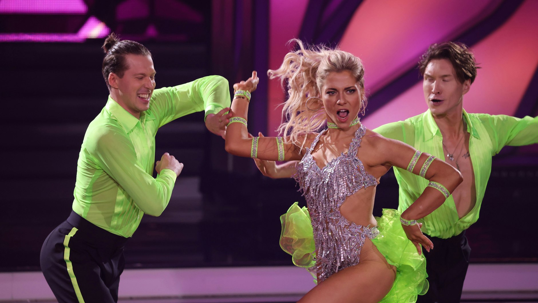 Valentina Pahde und Valentin Lusin tanzten zusammen mit Evgeny Vinokurov eine Samba zu „Light It Up“ von Major Lazer.