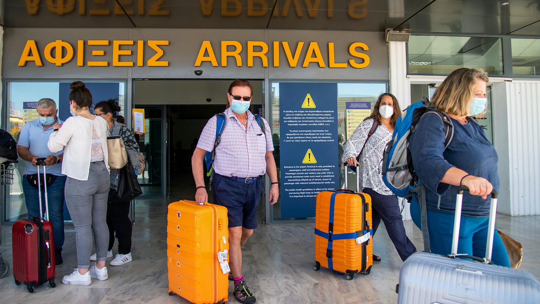 Kreta: Deutsche Passagiere kommen am internationalen Flughafen Nikos Kazantzakis an. In Griechenland wurden die coronabedingten Maßnahmen zum Start der Tourismus-Saison gelockert. 